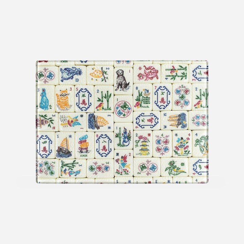 Puede incluir: Un fondo blanco con un patr&oacute;n colorido de fichas de mahjong. Las fichas presentan varios s&iacute;mbolos, n&uacute;meros e im&aacute;genes, incluyendo animales, flores y bamb&uacute;.