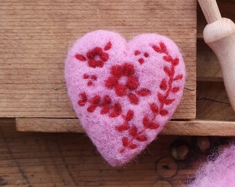 Broche en laine cardée "cœur rose et rouge"