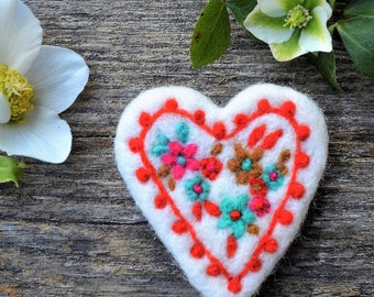 Broche en laine cardée "coeur folk"