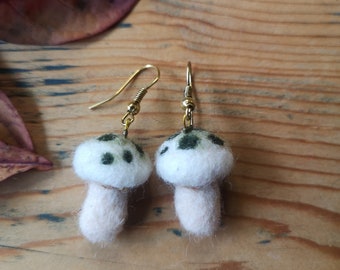 Boucles d'oreilles en laine cardée "champignons écru vert sapin porcelaine"