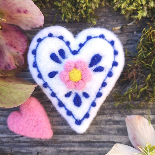 Broche en laine cardée "cœur folk blanc er bleu"