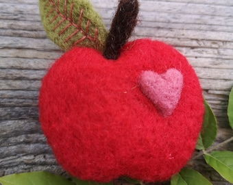 Broche en laine cardée "pomme d'amour rouge"