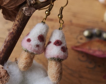 Boucles d'oreilles en laine cardée "champignons écru framboise noisette"