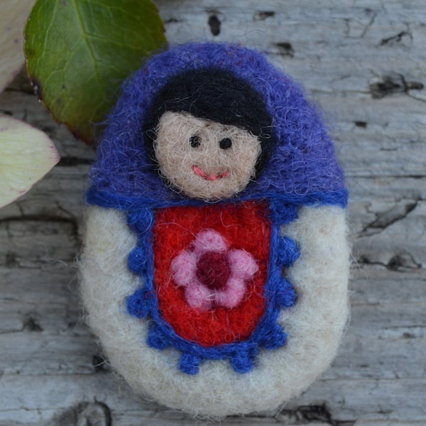 Broche en laine cardée "matriochka"