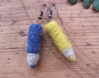Boucles d'oreilles en laine cardée "crayons de couleur"