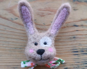 Broche en laine cardée "lapin chic"