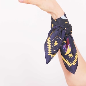 COSMIC pañuelo Libra Floral Abstracto - Ilustrado a mano, Estampa de Diseño Colorido Brillante Suave Elegante Perfecto Regalo Mujer o Niña