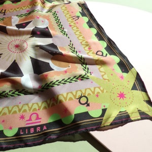 COSMIC Noir et Vert Neon Foulard Libra Carre de Soie Abstract Illustré à la main impression designer coloré doux cadeau d'anniversaire fille