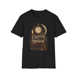 Könnte beinhalten: Ein schwarzes Kurzarm-T-Shirt mit einem Grafikdruck, der einen Stapel aus drei Büchern, eine brennende Kerze, eine Mondsichel und eine verzierte Uhr zeigt. Der Text "CHAPTER AFTER MIDNIGHT" ist in einer dekorativen goldenen Schrift gedruckt.
