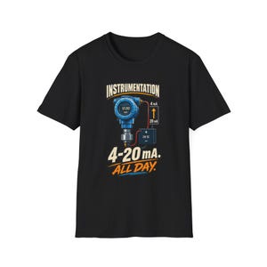 Peut inclure: Un t-shirt noir à manches courtes avec un graphique représentant un transmetteur de pression industriel bleu relié à une source d'alimentation 24V DC. Le texte indique INSTRUMENTATION, 4-20 mA et ALL DAY, avec un schéma de boucle de signal.