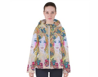 Pode incluir: Uma jaqueta bege com zíper e capuz, com uma estampa colorida de rostos de mulheres e borboletas. A estampa é em estilo aquarela com detalhes em rosa, azul, verde e amarelo.