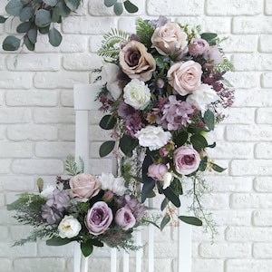 Bouquet en cascade de pivoines mauves : fleurs de mariage rustiques rose poudré