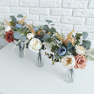 Blauer Rost Blumenstrauß für Vase Gebrannte Orange Elfenbein Mini Blume Herzstück Terrakotta Strauß Staubiger Eukalyptusstrauß Hochzeit Blumendekor