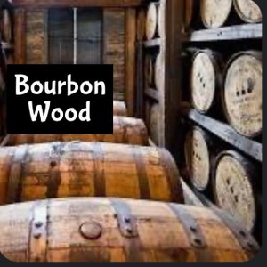 Pode incluir: Close-up de barris de madeira empilhados em uma sala. Os barris são feitos de madeira marrom e têm faixas de metal ao redor. O texto "Bourbon Wood" é visível na imagem.