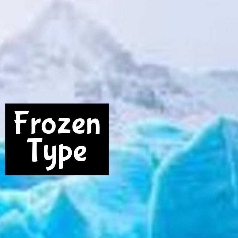 K&ouml;nnte beinhalten: Ein Grafik mit den Worten "Frozen Type" in Wei&szlig; auf einem schwarzen Rechteck. Der Hintergrund zeigt ein verschwommenes Bild einer eisigen Landschaft mit Blau- und Wei&szlig;t&ouml;nen, was auf eine kalte Umgebung hindeutet.