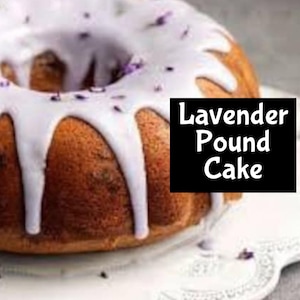 K&ouml;nnte beinhalten: Ein frisch gebackener Gugelhupf mit wei&szlig;er Glasur und Lavendelbl&uuml;ten. Der Kuchen liegt auf einem wei&szlig;en Teller mit dekorativem Rand. Der Text "Lavender Pound Cake" wird in einem schwarzen Feld angezeigt.