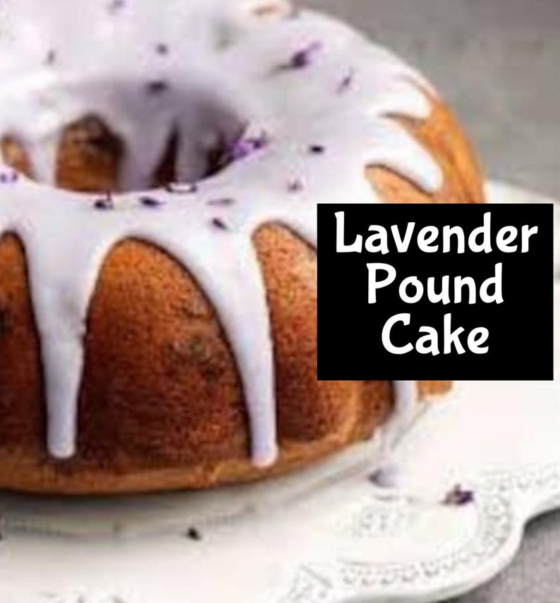 K&ouml;nnte beinhalten: Ein frisch gebackener Gugelhupf mit wei&szlig;er Glasur und Lavendelbl&uuml;ten. Der Kuchen liegt auf einem wei&szlig;en Teller mit dekorativem Rand. Der Text "Lavender Pound Cake" wird in einem schwarzen Feld angezeigt.