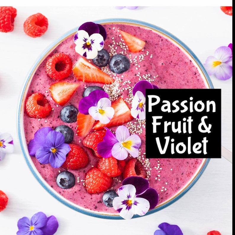 Puede incluir: Un bol de batido rosa cubierto con fruta fresca, incluyendo fresas, frambuesas y ar&aacute;ndanos. El bol tambi&eacute;n est&aacute; decorado con pensamientos morados y blancos y el texto "Passion Fruit & Violet".