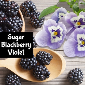 Puede incluir: Una cuchara de madera llena de moras, con el texto "Sugar Blackberry Violet" sobre un fondo negro.  Pensamientos morados y blancos est&aacute;n en el fondo.