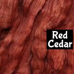 Pode incluir: Close-up do padrão de grão de madeira de cedro vermelho. A madeira tem uma cor marrom avermelhada e uma aparência natural e rústica.