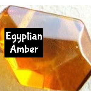 Puede incluir: Primer plano de un trozo de &aacute;mbar, una resina de &aacute;rbol fosilizada, de color amarillo-naranja. El &aacute;mbar est&aacute; etiquetado como "Egyptian Amber".