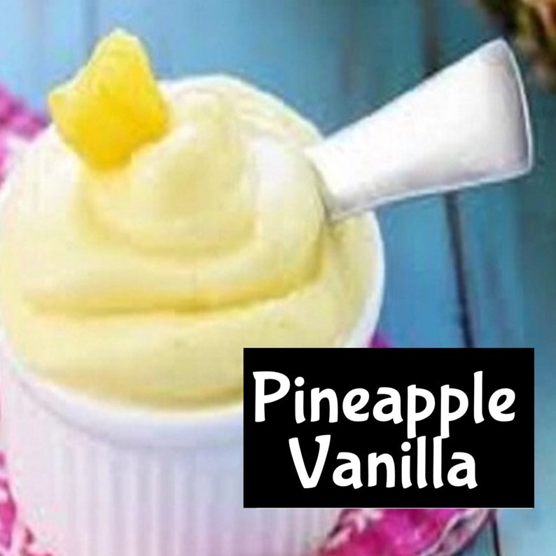 K&ouml;nnte beinhalten: Eine wei&szlig;e Sch&uuml;ssel gef&uuml;llt mit einem cremigen, gelben Dessert aus Ananas und Vanille, gekr&ouml;nt mit einem kleinen St&uuml;ck Ananas. Die Sch&uuml;ssel steht auf einer rosa-wei&szlig;en, gemusterten Oberfl&auml;che.