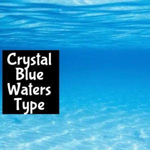 Puede incluir: Imagen digital de agua azul cristalina con un cuadrado negro en la esquina superior izquierda. El texto en el cuadrado negro dice "Crystal Blue Waters Type" en fuente blanca. El agua es un degradado de azul.