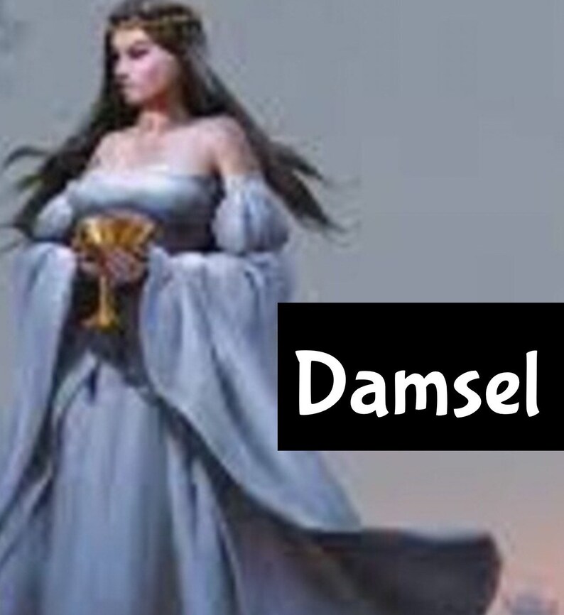 K&ouml;nnte beinhalten: Eine Frau in einem langen, flie&szlig;enden wei&szlig;en Kleid h&auml;lt einen goldenen Kelch. Das Wort "Damsel" ist in wei&szlig;en Buchstaben auf schwarzem Hintergrund geschrieben.