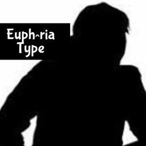 Pode incluir: Silhueta de uma pessoa com o texto "Euphoria Type" em uma caixa preta.