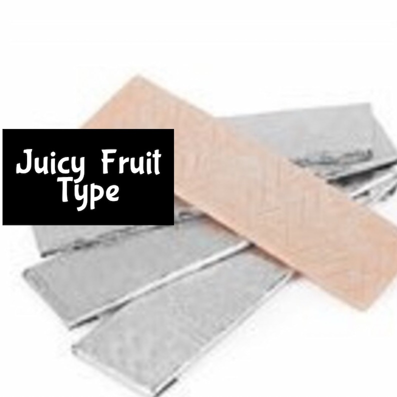 Op de afbeelding: Een pakje Juicy Fruit kauwgom. De kauwgom is verpakt in zilverfolie en de buitenverpakking is roze.
