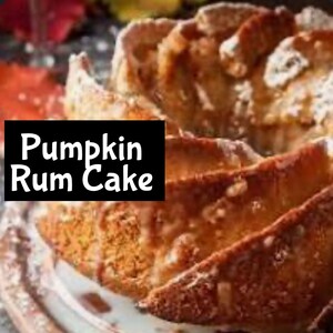 Può includere: Un primo piano di una torta al rum e zucca, glassata e spolverata con zucchero a velo. La torta è di colore marrone chiaro e ha una leggera tonalità dorata. La torta ha la forma di uno stampo a ciambella e ha un buco al centro.