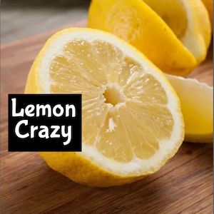 Puede incluir: Primer plano de un lim&oacute;n cortado sobre una superficie de madera. El lim&oacute;n es amarillo y tiene un interior brillante y jugoso. El texto "Lemon Crazy" es visible en la imagen.