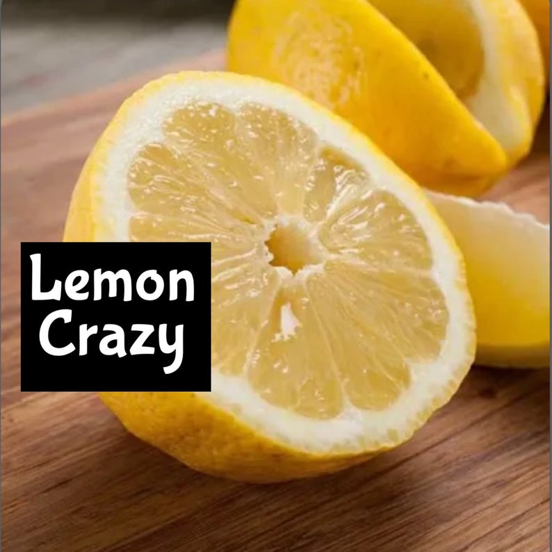 Puede incluir: Primer plano de un lim&oacute;n cortado sobre una superficie de madera. El lim&oacute;n es amarillo y tiene un interior brillante y jugoso. El texto "Lemon Crazy" es visible en la imagen.