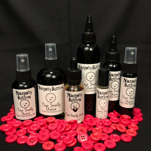 Puede incluir: Seis botellas negras de aceite esencial con la etiqueta "Naughty Button" y el texto "Your Smelly Choice" sobre un fondo negro con botones rosas esparcidos alrededor de las botellas.
