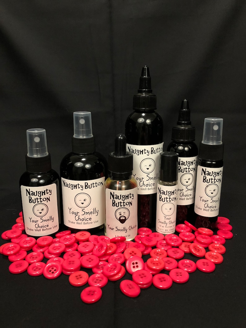 Puede incluir: Seis botellas negras de aceite esencial con la etiqueta "Naughty Button" y el texto "Your Smelly Choice" sobre un fondo negro con botones rosas esparcidos alrededor de las botellas.