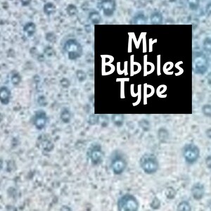 Puede incluir: Primer plano de una superficie blanca con un patrón de pequeñas burbujas redondas azules. El texto "Mr Bubbles Type" está impreso en blanco sobre un rectángulo negro.