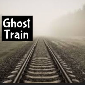 Pode incluir: Um par de trilhos de trem desaparecem na névoa. O texto "Ghost Train" está sobreposto à imagem.