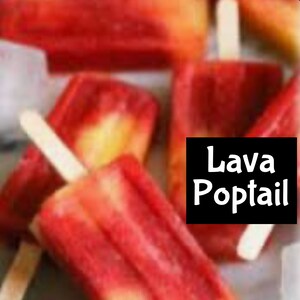 Puede incluir: Primer plano de paletas de hielo rojas y amarillas sobre una superficie blanca. Las paletas de hielo están dispuestas en un grupo y tienen un aspecto en capas. El texto "Lava Poptail" es visible en la imagen.