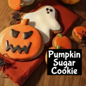 Puede incluir: Una colecci&oacute;n de galletas de az&uacute;car con tem&aacute;tica de Halloween decoradas con glaseado naranja, blanco y negro. Las galletas tienen forma de calabazas, fantasmas y ara&ntilde;as. El texto "Pumpkin Sugar Cookie" se muestra sobre un fondo negro.