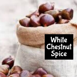 Könnte beinhalten: Ein Jutesack gefüllt mit braunen Kastanien. Der Sack hat ein schwarzes Etikett mit der Aufschrift "White Chestnut Spice".