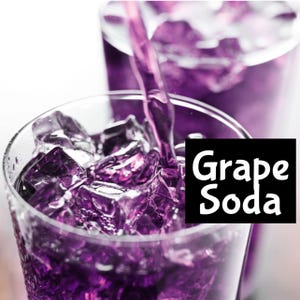 Puede incluir: Un vaso de refresco de uva morada con cubitos de hielo. El refresco se vierte de una jarra. Las palabras "Grape Soda" están en un cuadro negro en la esquina inferior derecha.