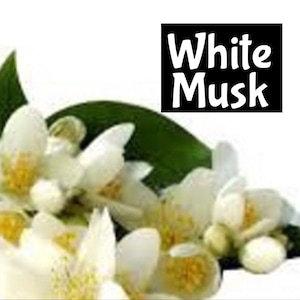 Pu&ograve; includere: Fiori bianchi con foglie verdi e il testo "White Musk" in nero.