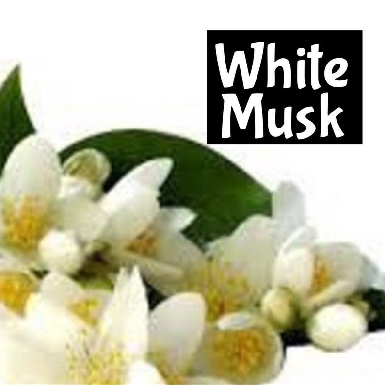 Pu&ograve; includere: Fiori bianchi con foglie verdi e il testo "White Musk" in nero.