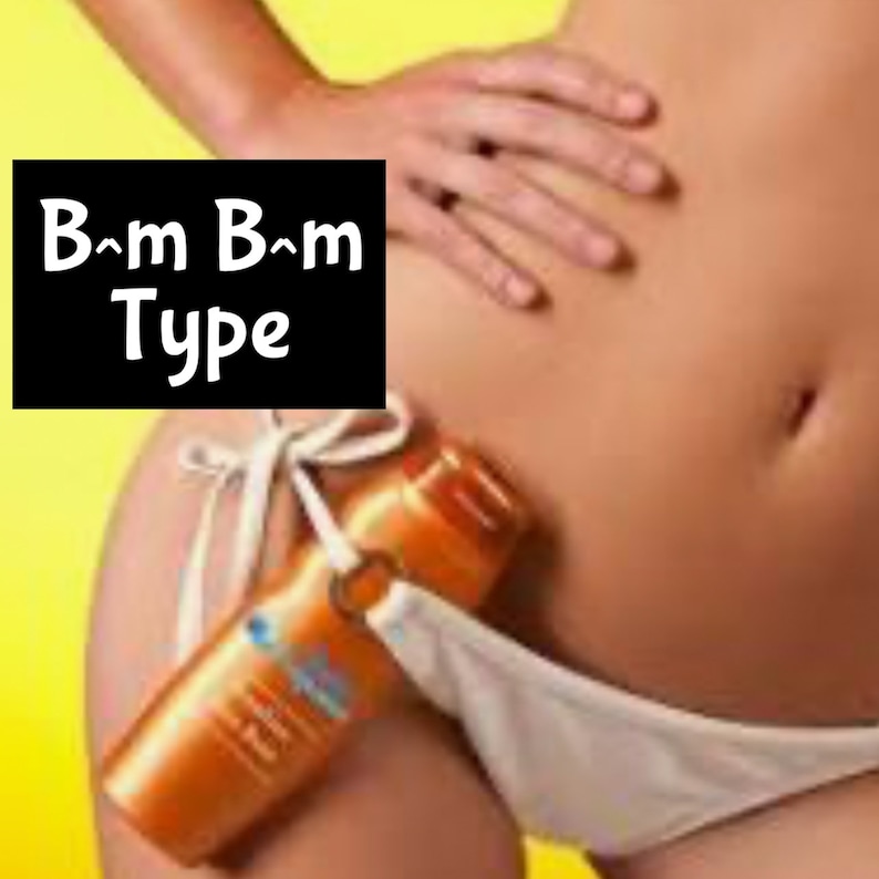 Puede incluir: Una botella de color bronceado de protector solar con una tapa blanca y una cuerda blanca atada a ella. La botella est&aacute; parcialmente oculta por una parte inferior de bikini blanca. El texto "B~m B~m Type" es visible en la imagen.