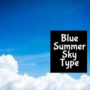 Pode incluir: Um céu azul brilhante de verão com nuvens brancas fofas. O texto "Blue Summer Sky Type" está sobreposto na imagem.