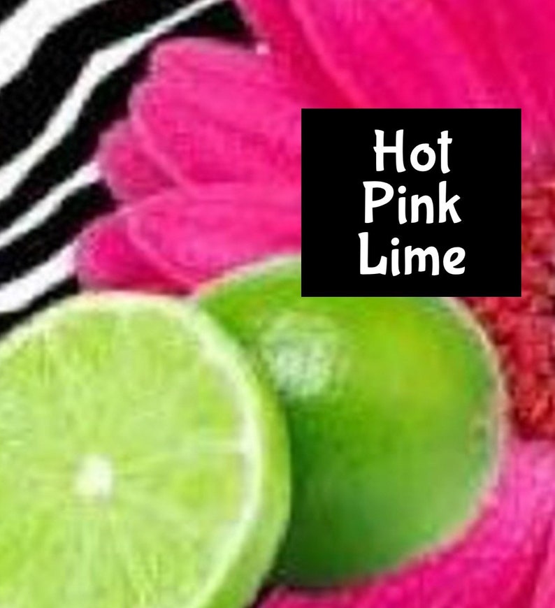 Puede incluir: Dos mitades de lima sobre un fondo rosa y blanco con el texto "Hot Pink Lime" en un recuadro negro.