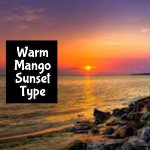 Puede incluir: Una c&aacute;lida puesta de sol sobre una masa de agua con una costa rocosa. El cielo es una mezcla de naranja, rosa y morado. El sol se pone en la distancia, proyectando un brillo dorado sobre el agua. El texto "Warm Mango Sunset Type" est&aacute; en la esquina superior izquierda de la imagen.