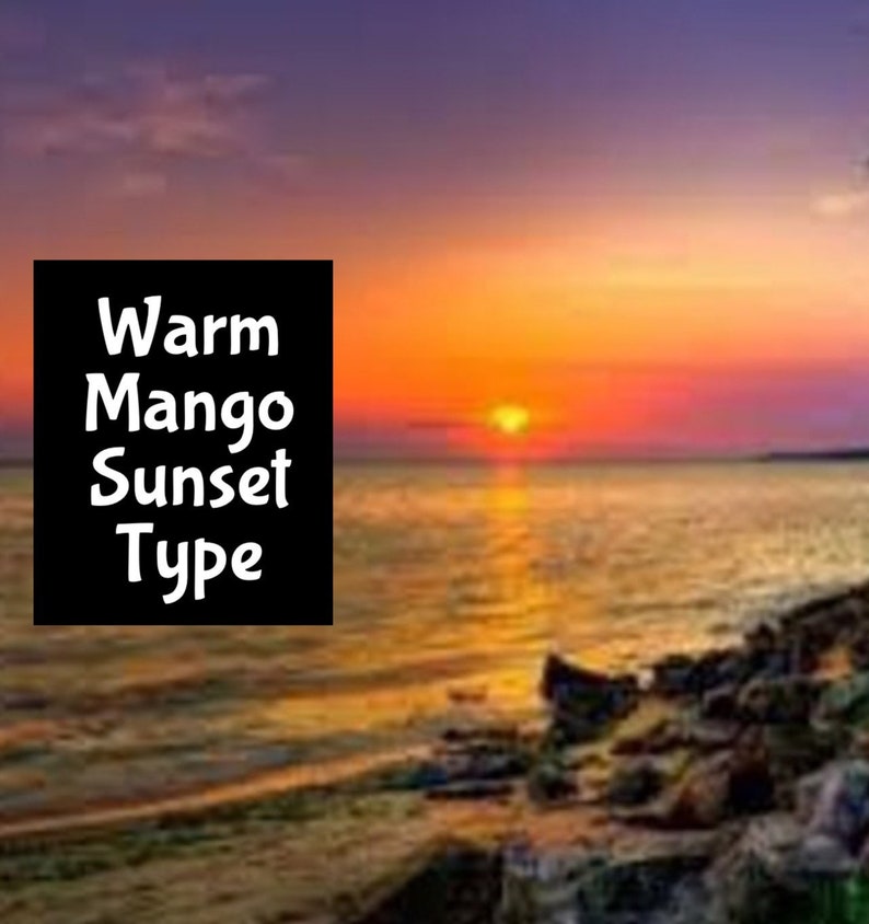 Puede incluir: Una c&aacute;lida puesta de sol sobre una masa de agua con una costa rocosa. El cielo es una mezcla de naranja, rosa y morado. El sol se pone en la distancia, proyectando un brillo dorado sobre el agua. El texto "Warm Mango Sunset Type" est&aacute; en la esquina superior izquierda de la imagen.
