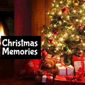 Puede incluir: Un árbol de Navidad decorado con luces y adornos, rodeado de regalos y un oso de peluche. El texto "Christmas Memories" se muestra en primer plano.