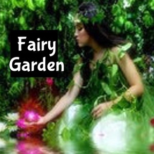 Pode incluir: Imagem com o texto "Fairy Garden" em uma caixa preta. Uma pessoa em um vestido verde e folhoso estende a mão para um orbe rosa brilhante em um cenário de jardim. O fundo é exuberante com folhagem verde.